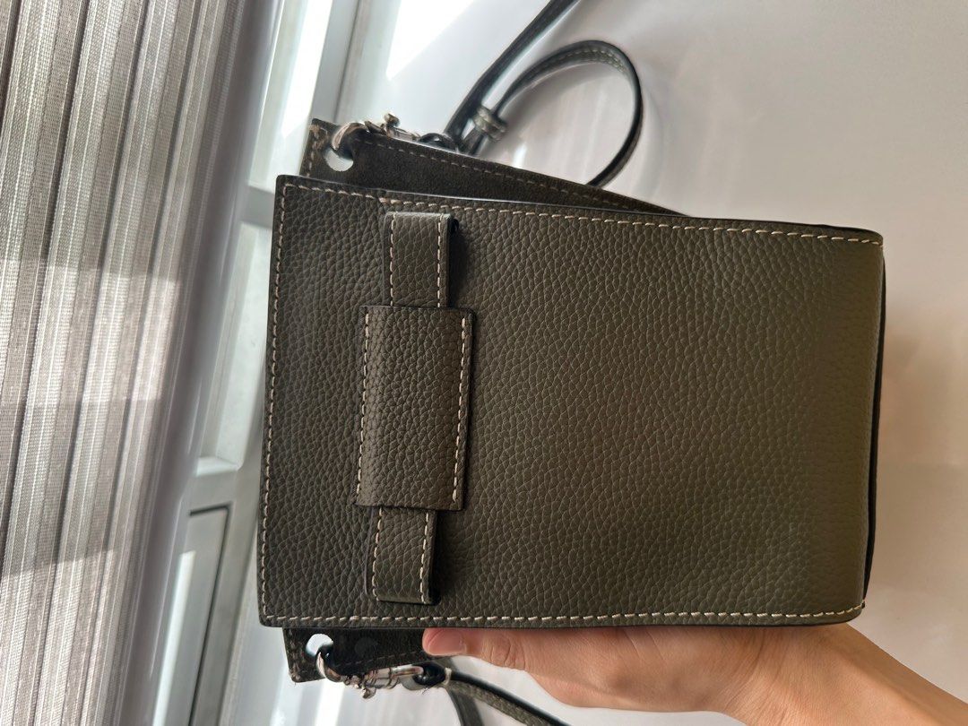 Tory Burch Radziwill Mini Bucket bag (Category: Luxury Bags & Wallets) located in San Fernando. Submitted by jeninecleofe (Listing ID 1373842299, Image 2). Description: -good Condition -100%authentic -fits 14promax -hard to find Rfs: bibili ng new bag.