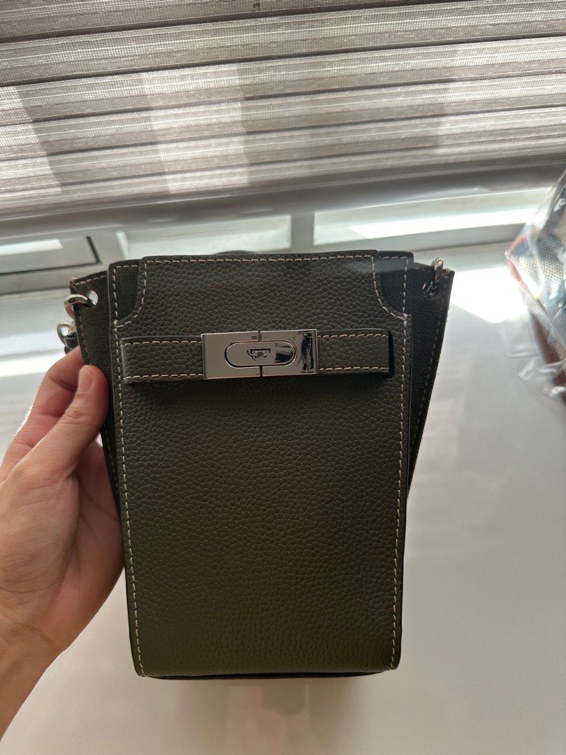 Tory Burch Radziwill Mini Bucket bag (Category: Luxury Bags & Wallets) located in San Fernando. Submitted by jeninecleofe (Listing ID 1373842299, Image 1). Description: -good Condition -100%authentic -fits 14promax -hard to find Rfs: bibili ng new bag.
