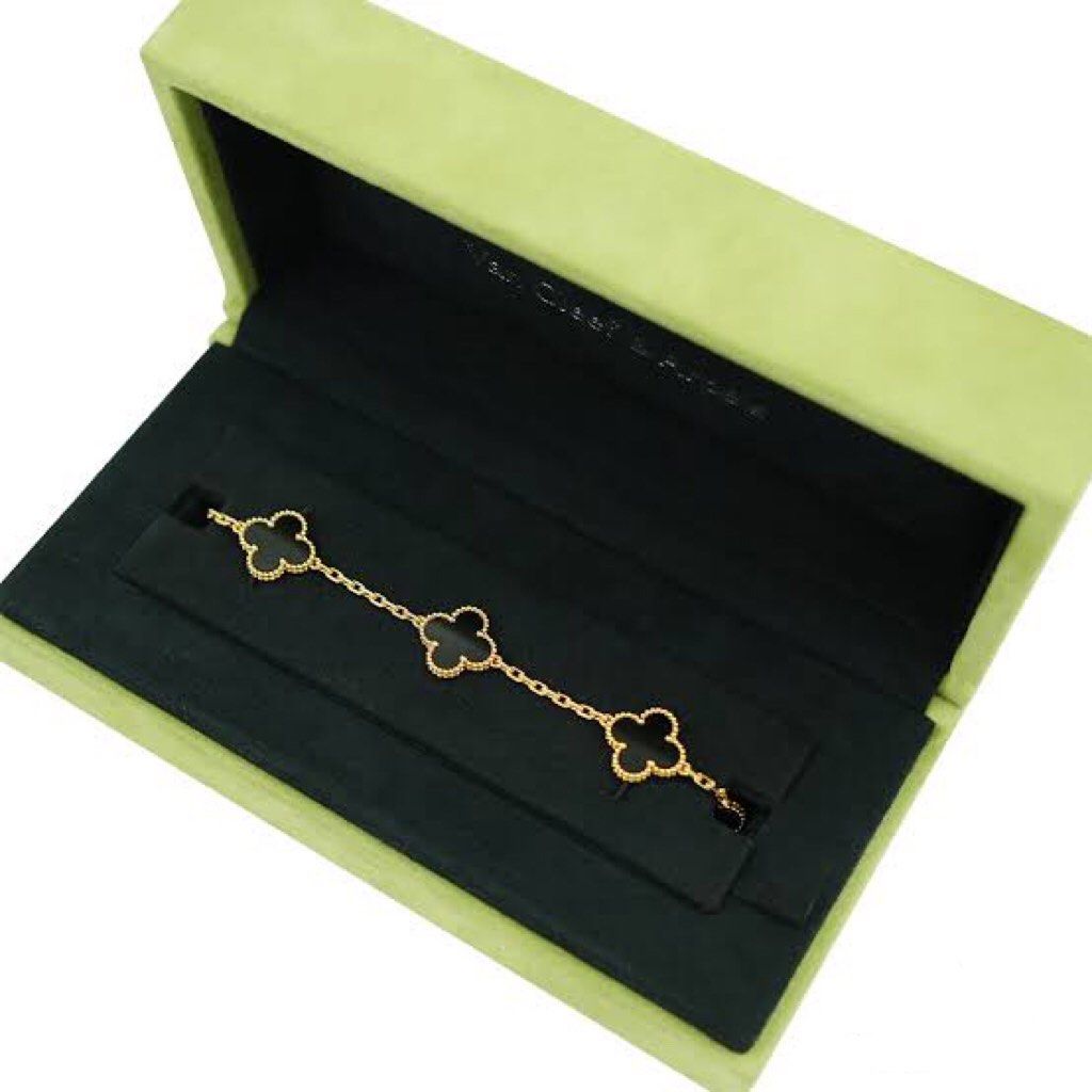 VCA ONYX BRACELET (Preorder) (Category: Bracelets) located in Bacoor. Submitted by clairenw68192 (Listing ID 1373419726, Image 2). Description: - VAN CLEEF ARPELS (Onyx bracelet) - Comes with box and bag - Made to Order .