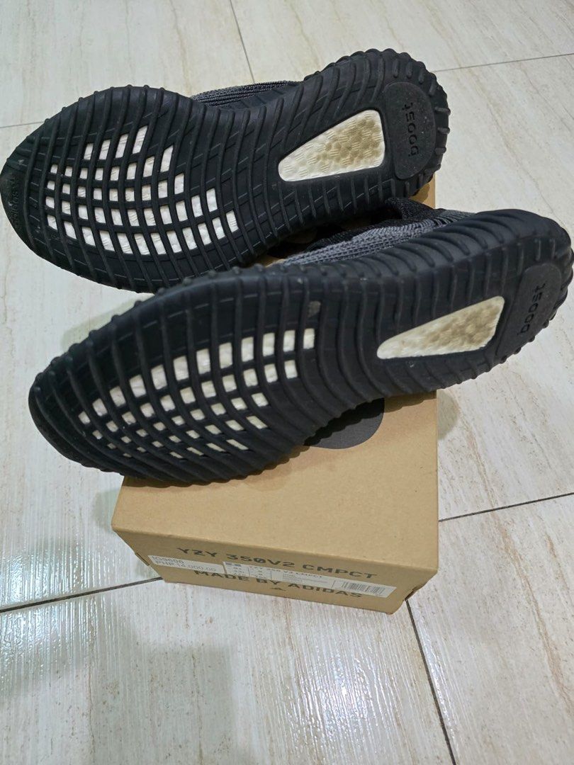 Yeezy 350 v2 (Category: Sneakers) located in Makati City. Submitted by thriftyfive (Listing ID 1373772331, Image 2). Description: Original (bought from Adidas app).