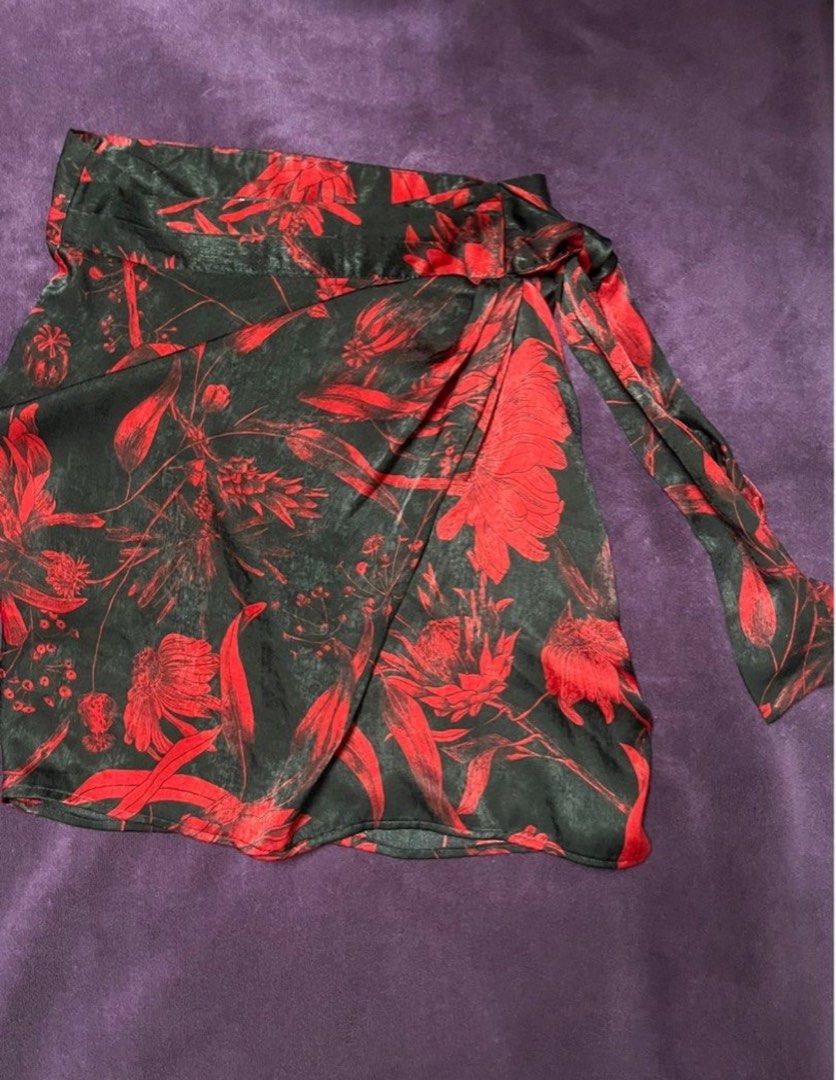 Zara Satin Floral Print Midi Skirt (Category: Skirts) located in Manila. Submitted by cees.pieces (Listing ID 1373842175, Image 3). Description: Has a slit on one leg and ties at the side, but has a zipper! Perfect for the summer or dressed up for dinner ♥️ Would better fit a frame a bit smaller than mine tbh! It's a bit tight on me Feel free to PM if you have questions 💌🫶🏼 Quality: 10/10, no flaws! ⭐️ Material: Satin Size: XS 🛵 Shipping shou