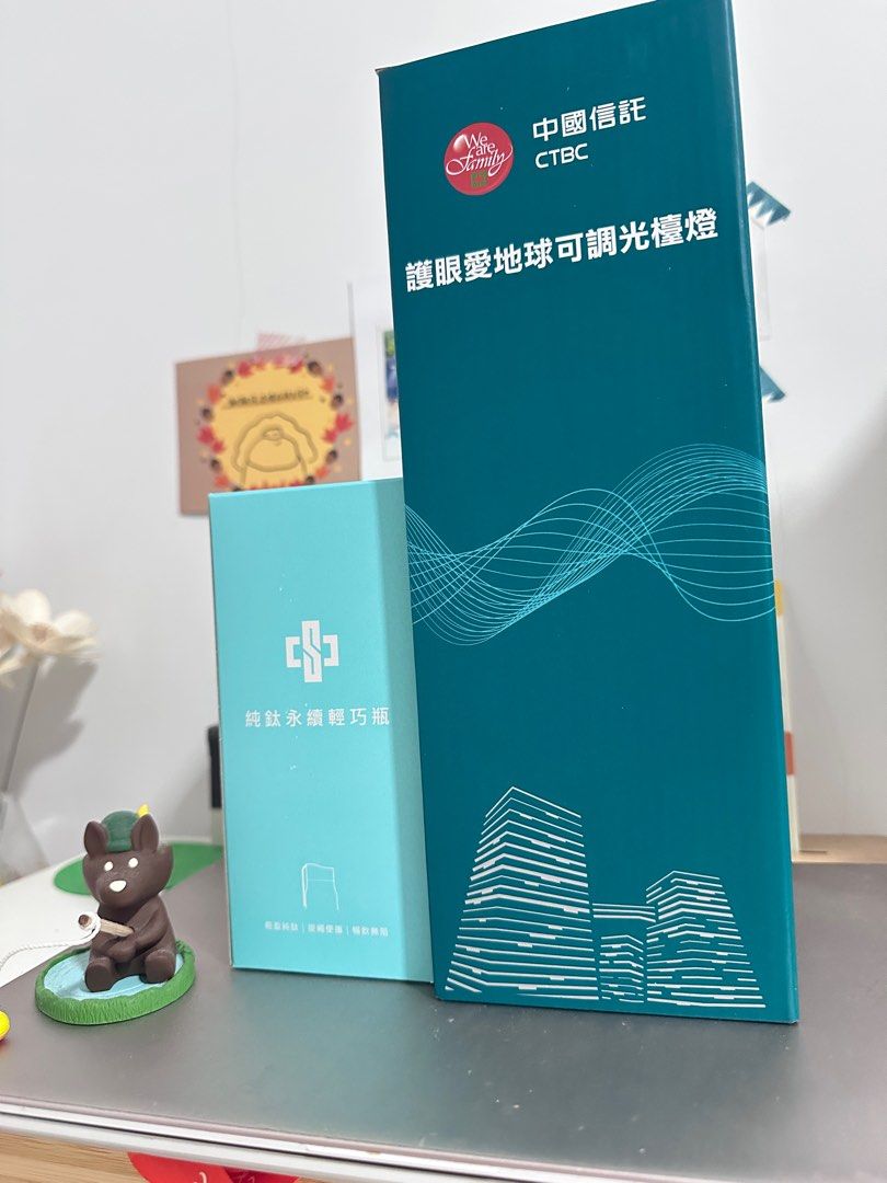 由 kerry727 (刊登 ID 1378002044，圖片 1) 提交，位於 桃園市 (Taoyuan) 的 2025 股東紀念品 中鋼 中信 (類別：水杯、水壺)，說明：中鋼 鈦杯200 中信可調整燈 150 合購300。