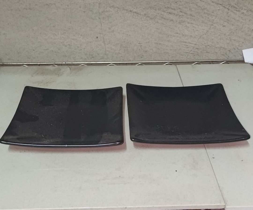 由 mori88801308352 (刊登 ID 1378074265，圖片 2) 提交，位於 嘉義縣 (Chiayi County) 的 早期黑色方形餐盤燒物盤*2 編碼009320 (類別：餐具和餐具)，說明：早期黑色方形餐盤燒物盤*2 【產品規格】 一共2個 長寬：16.2公分, 高度：2.3公分. 尺寸為人工測量可能會有些許誤差值 早期物品久置有髒污，不清洗， 原貌出貨，無外盒，有歲月的痕跡 物品皆為實體所拍攝,因拍攝光線與電腦顯示器會有所不同,可能顏色和實體會有些微差異 可以多帶些其他的省運費但要符合超商與郵局的規定 請最好面交貨或盡量用郵局寄送!!因超商取貨易碎品是不賠償的唷!!請好好考慮清楚，若真要店到店，本賣家雖會仔細包好，但不負責，如無法接受請勿下單，以免造成大家不愉快!謝謝!感恩!! 。