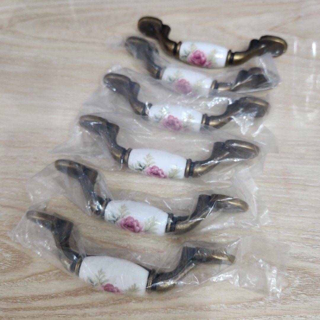 由 marychen0123 (刊登 ID 1377971314，圖片 1) 提交，位於 基隆市 (Keelung) 的 孔距76mm 鄉村風古典玫瑰櫥櫃把手 拉手 門把手 日雜Zakka風格 (類別：門鎖、門、柵欄)，說明：現貨×6。