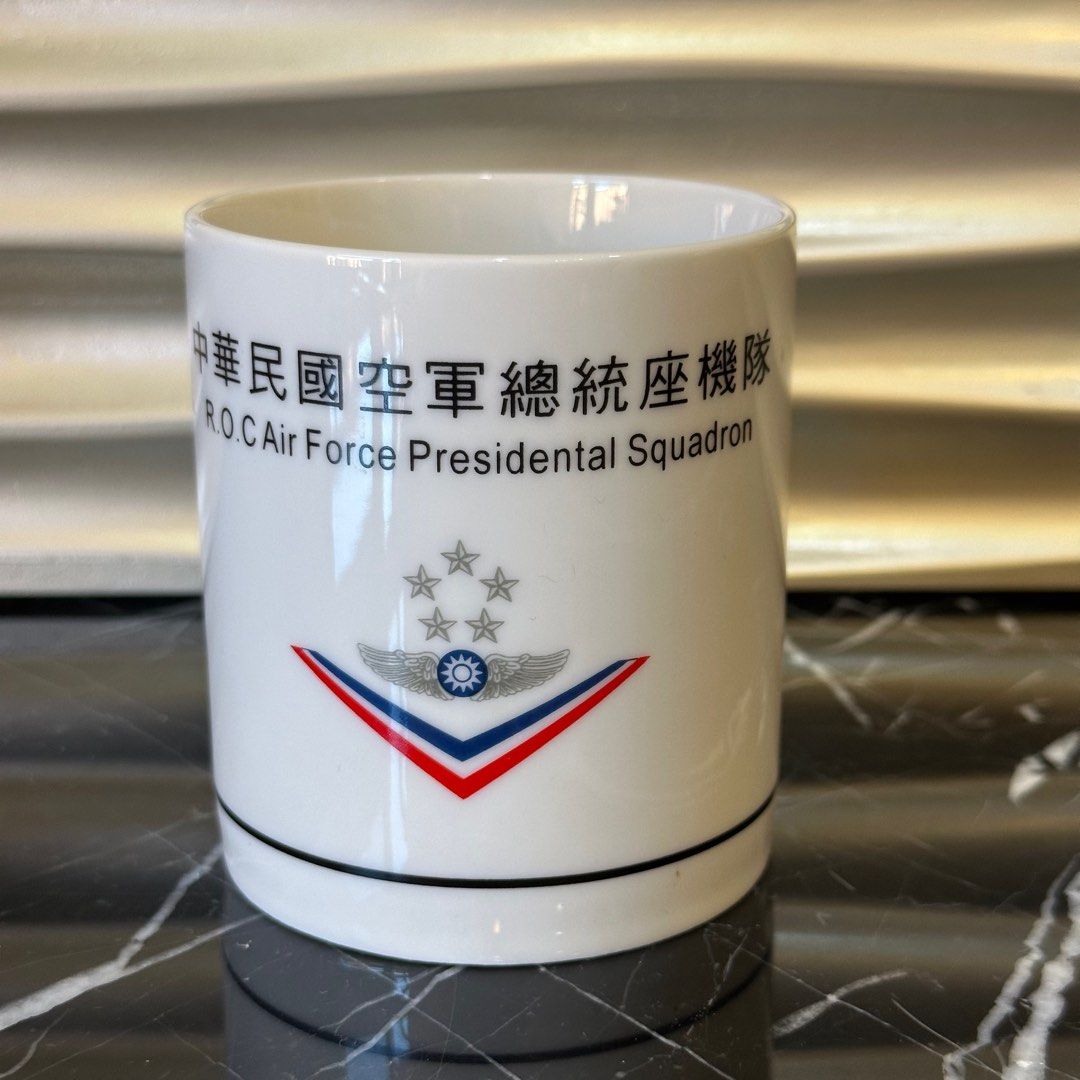 由 xiaxiax (刊登 ID 1378017181，圖片 1) 提交，位於 台北市 (Taipei) 的 中華民國空軍總統座機隊馬克杯 (類別：水杯、水壺)，說明：全新 中華民國空軍總統座機隊馬克杯 照片是實拍照，可接受再購買，沒有鑑賞期，售出不退不換。