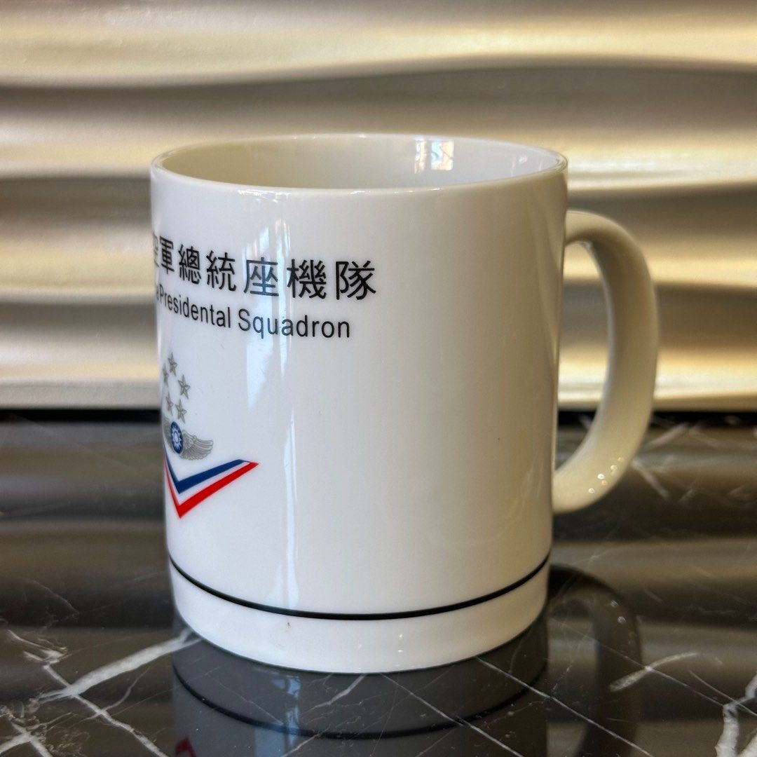 由 xiaxiax (刊登 ID 1378017181，圖片 3) 提交，位於 台北市 (Taipei) 的 中華民國空軍總統座機隊馬克杯 (類別：水杯、水壺)，說明：全新 中華民國空軍總統座機隊馬克杯 照片是實拍照，可接受再購買，沒有鑑賞期，售出不退不換。