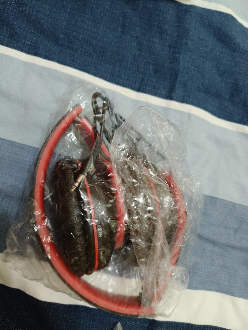 由 mmmklyu77809878 (刊登 ID 1378022539，圖片 2) 提交，位於 桃園市 (Taoyuan) 的 紅色有線耳機 (類別：頭戴式耳機)，說明：隨緣出 到貨覺得版型好醜後悔了， 雜牌的耳機， 盒子稍有皺摺但全新無用過 有意者直接拿走 可面交以及其他運送方式。