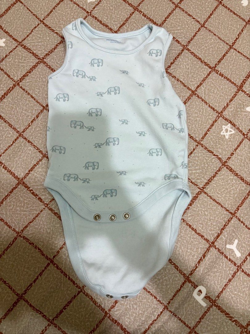 由 a2302342 (刊登 ID 1378136615，圖片 2) 提交，位於 新北市 (New Taipei) 的 (2件一起賣)二手 next 嬰兒 無袖 包屁衣 3-6m (類別：嬰兒及兒童流行時尚)，說明：2件一起賣 淺藍條紋和灰藍大象圖案 很新 3-6m（尺寸在第三張圖片） 。
