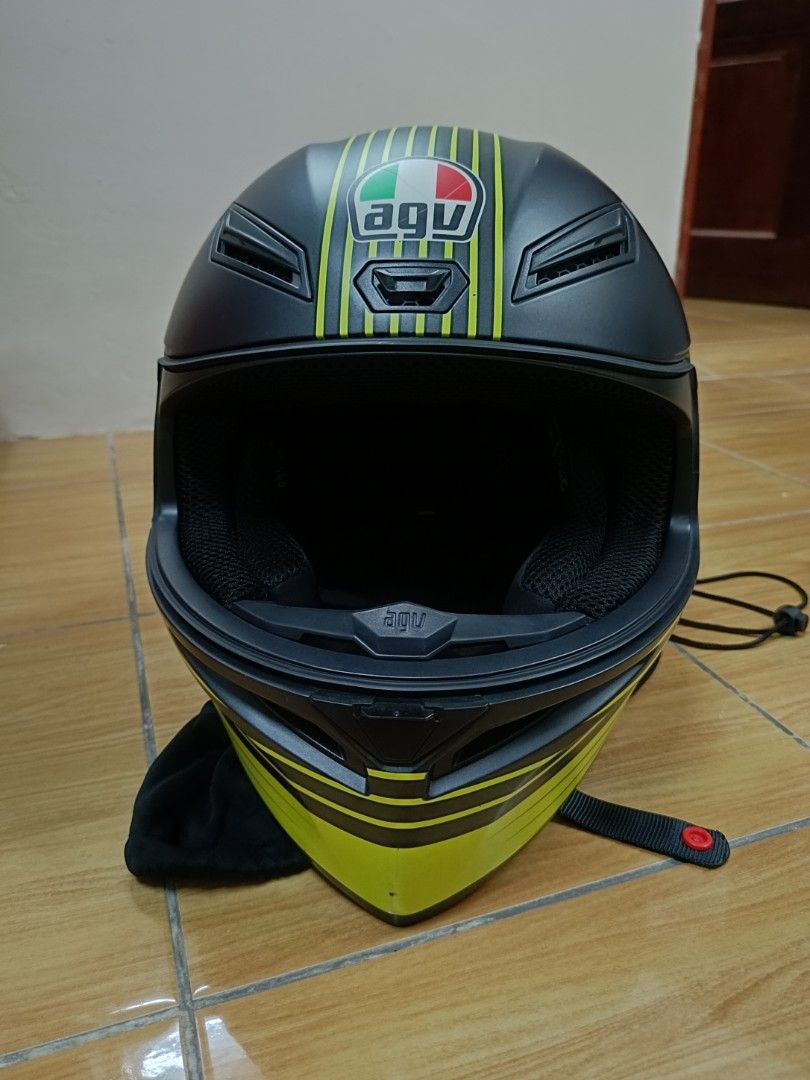 AGV Fullface Helmet (Category: Activewear) located in Port Klang. Submitted by szwnsyz (Listing ID 1377964730, Image 2). Description: AGV fullface helmet for sell M size Original visor AGV.
