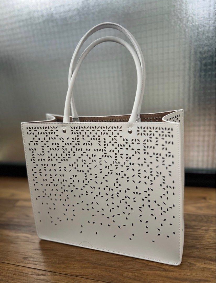 Alaia Tote (Category: Luxury Bags & Wallets) located in Manila. Submitted by dashlux (Listing ID 1378028272, Image 1). Description: .