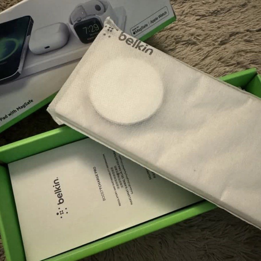 Belkin 3 in 1 wireless charging pad (Category: Chargers) located in Cavite. Submitted by Poppita (Listing ID 1378070916, Image 2). Description: Opened but never been used Bought in Sg for 219sgd (9k pesos).