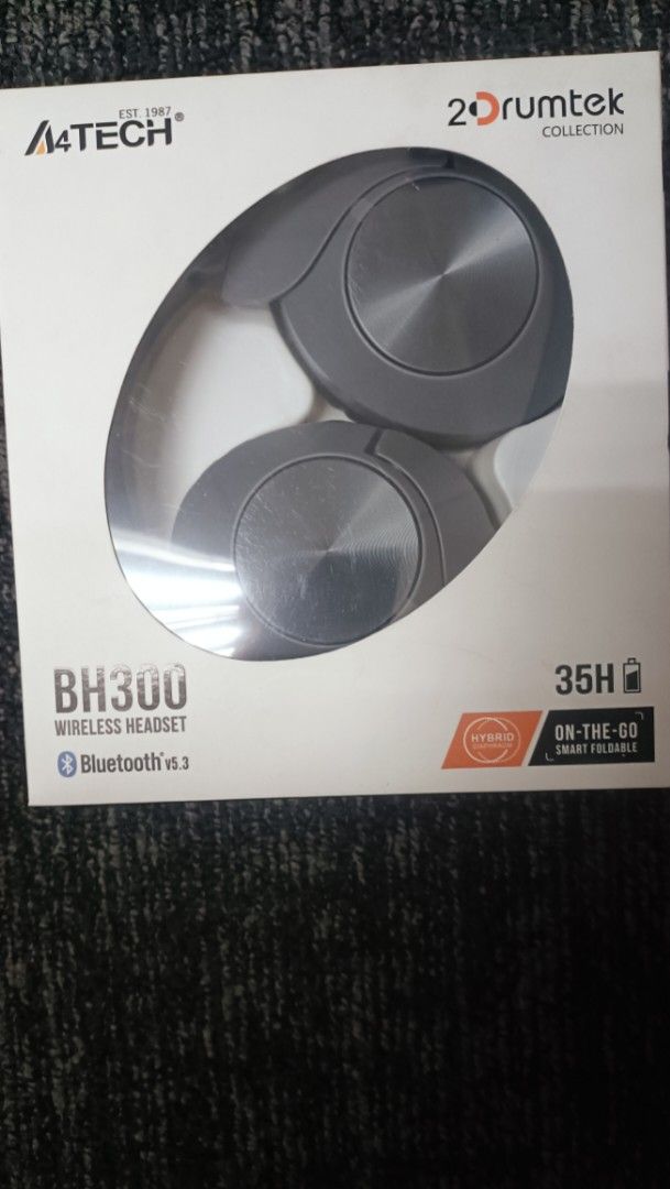 Brand new headphone wireless (Category: Earphones) located in Paranaque City. Submitted by joycelyn10 (Listing ID 1378139927, Image 1). Description: brand new.