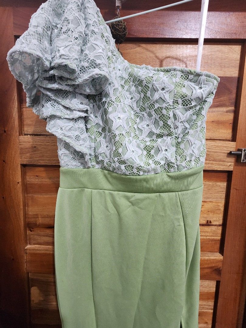 Bridesmaid Gown (Category: Evening dresses & gowns) located in Caloocan City. Submitted by manuzca (Listing ID 1378137638, Image 3). Description: From SweetFashion Fabric: Neoprene with lace, stretchable Color: Sage Green Size: XL (Bustline 36 inches, Waistline - 31 inches, Length - 56 1/2 inches) RFS: Pa-sobra lang po during our wedding Condition: NEW/NOT USED.