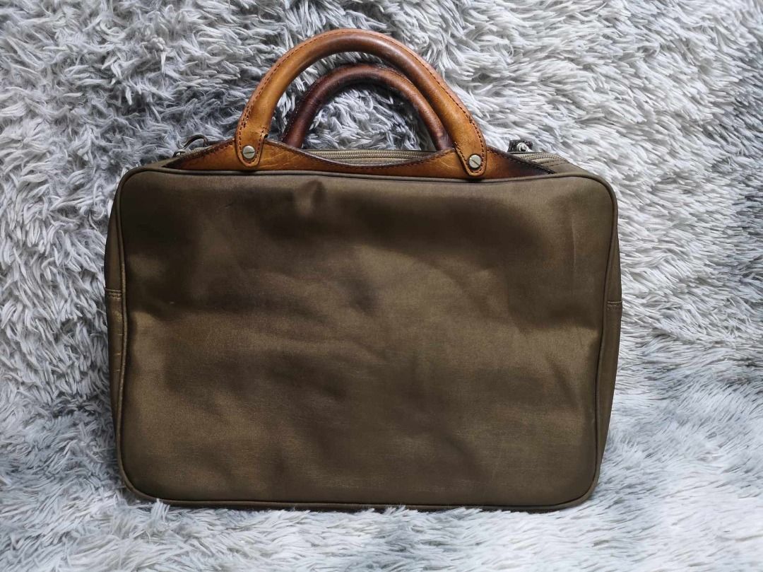 Brown Zipper Closure Nylon Laptop Bag (Category: Laptop Bags & Sleeves) located in Santa Cruz. Submitted by jmy_surplus.2 (Listing ID 1378007582, Image 1). Description: Size ; L - 10.5 W - 5.3 Color ; Brown Type ; Laptop Bag Brand ; No brand Material ; Nylon Style ; Brown Nylon laptop bag LR 113 JMY 3.