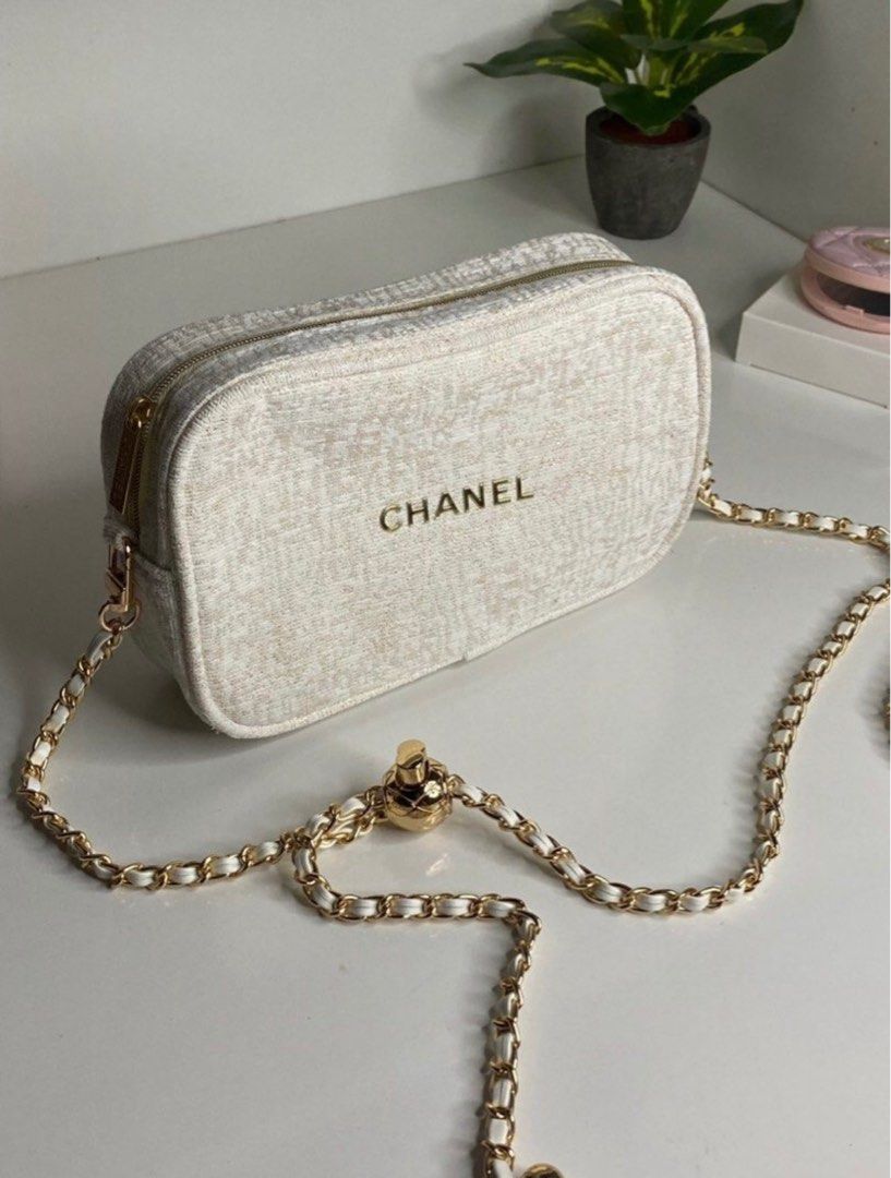 Chanel Beaute / Beauty Christmas Pouch / Bag (Category: Bags & Wallets) located in Singapore. Submitted by Victoria123 (Listing ID 1378137995, Image 2). Description: Brand new in box. Xmas set. Modify with chain No nego. Don't mind keeping.