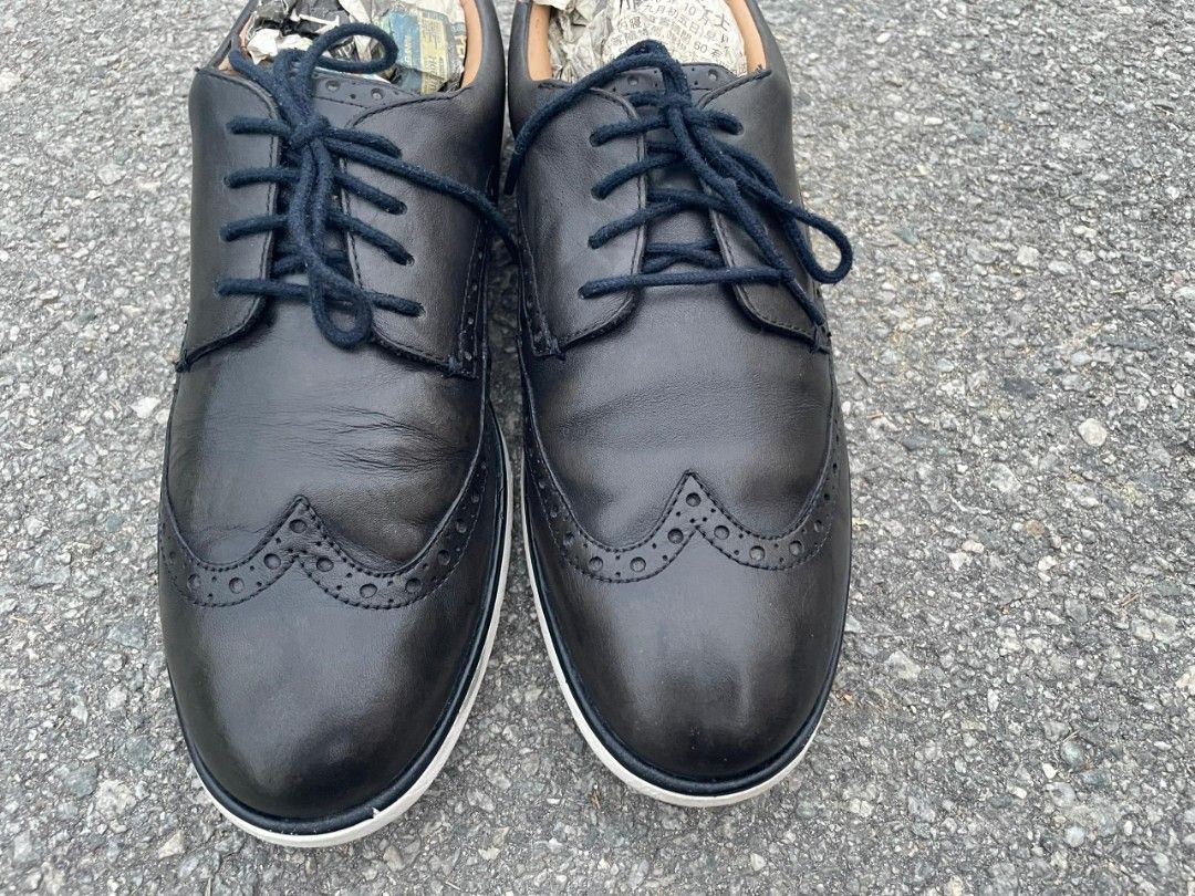 Clarks wingtip (Category: Casual shoes) located in Bachok. Submitted by hhbundlehouse (Listing ID 1378115421, Image 3). Description: original used item made in Vietnam size 6uk condition 9.2/10.