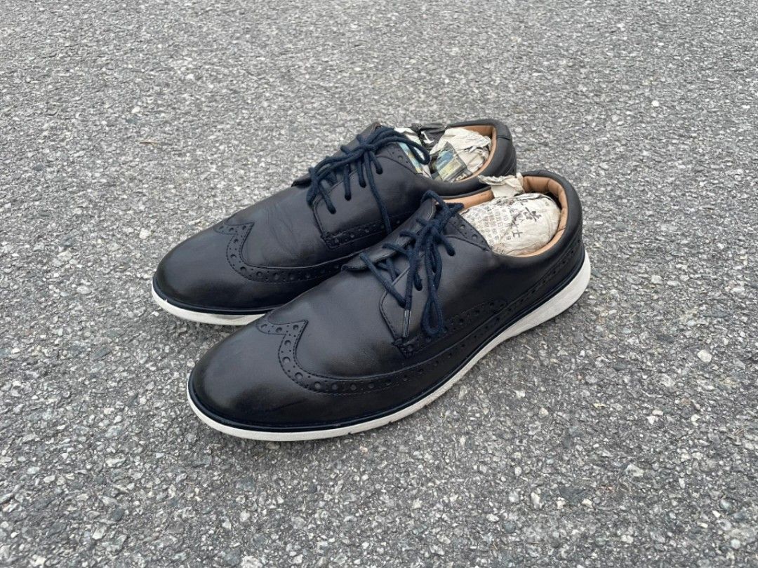 Clarks wingtip (Category: Casual shoes) located in Bachok. Submitted by hhbundlehouse (Listing ID 1378115421, Image 1). Description: original used item made in Vietnam size 6uk condition 9.2/10.