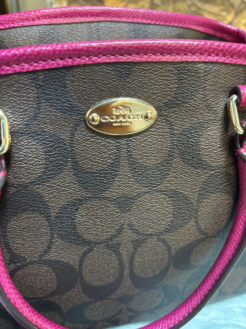 Coach Mini Margot Carry All (Category: Luxury Bags & Wallets) located in Meycauayan. Submitted by maxsshopzter (Listing ID 1377950205, Image 2). Description: .