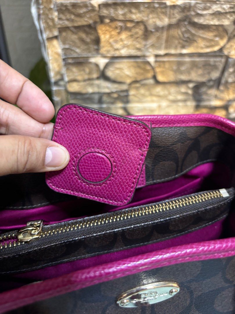 Coach Mini Margot Carry All (Category: Luxury Bags & Wallets) located in Meycauayan. Submitted by maxsshopzter (Listing ID 1377950205, Image 3). Description: .