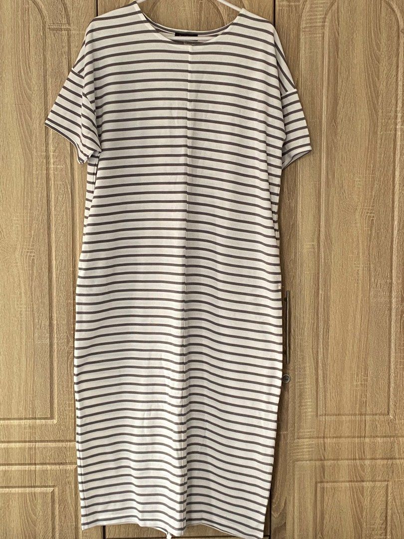 Comfy Japanese-made Lounge Dress (Category: Dresses) located in Antipolo. Submitted by periwinkle888 (Listing ID 1377994076, Image 2). Description: Comfy Lounge Maxi Dress With 2 side pockets, slit at the back Made in Japan Perfect for casual attire Cotton Jersey cloth Sf by buyer .