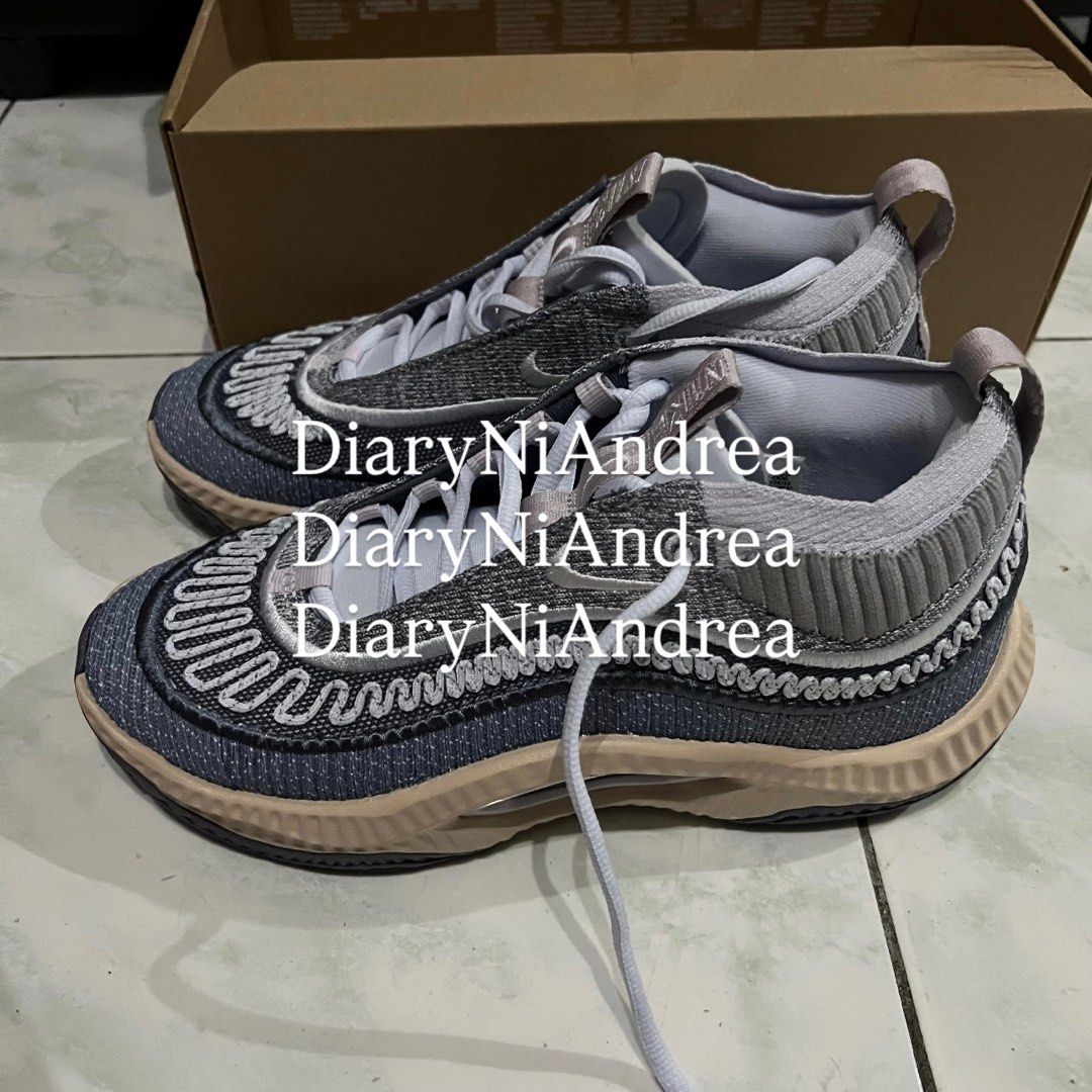 Cosmic Unity 3 Football Grey/White (Category: Sneakers) located in Valenzuela. Submitted by diaryniandrea (Listing ID 1378085079, Image 3). Description: Used once on mall, almost brand new Bought din for 4k Mens US 7 Womens US 8.5 With complete inclusions.