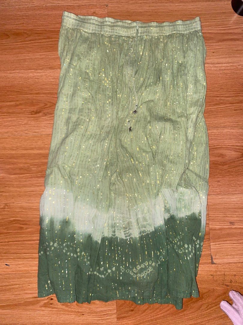 Vintage Cottagecore Green Gradient Maxi Skirt (Category: Skirts) located in Dasmarinas. Submitted by 2020.up (Listing ID 1378069269, Image 3). Description: Length: 31.5 in; 98 CM Inner skirt length: 17 in; 44 CM Waist: up to 32 Inches Brand: Jopou or Jopov Made in India Flaws found: Due to age, two holes were found on the inner lining of the skirt. (As seen on the pictures provided)..