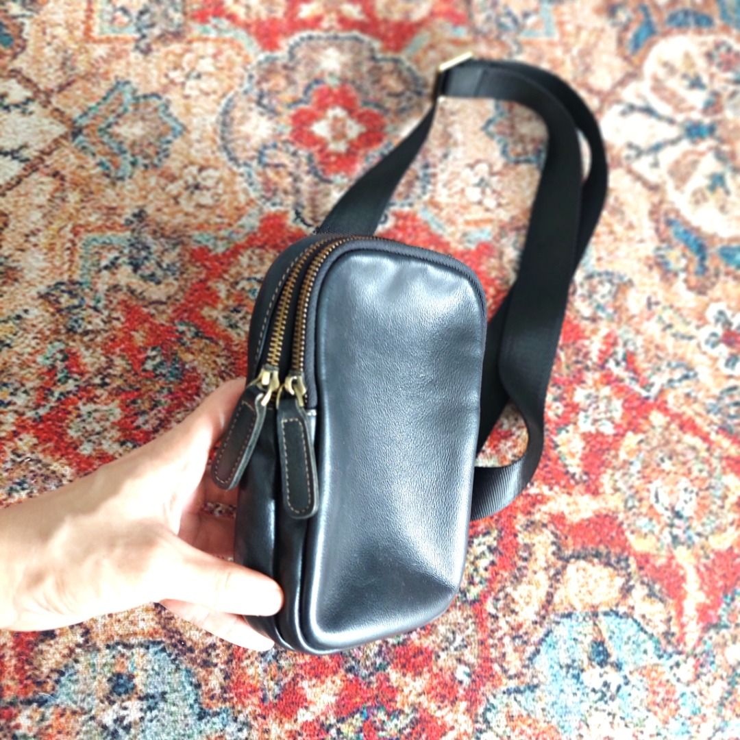 Cow Leather Sling Bag Shoulder Bag (Category: Sling Bags) located in Bagac. Submitted by joebacalla (Listing ID 1377987430, Image 3). Description: Cow Leather 100% Sling Bag Shoulder Bag Genuine Leather Condition: 9.5/10 Brass Zipper We Ship Nationwide Door to Door delivery. COD via J&T! Material: Cow leather (Full Grain Leather) Lining: Polyester Style : Simple,Casual,Small Weight : About 0.4kg Size: 21*13*5cm （8.27*5.12*1.97inch） Gender: For Me