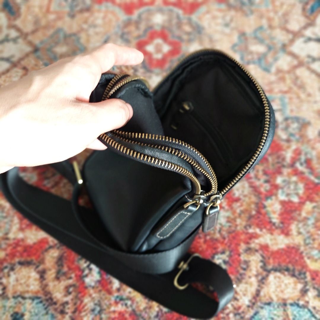 Cow Leather Sling Bag Shoulder Bag (Category: Sling Bags) located in Bagac. Submitted by joebacalla (Listing ID 1377987430, Image 1). Description: Cow Leather 100% Sling Bag Shoulder Bag Genuine Leather Condition: 9.5/10 Brass Zipper We Ship Nationwide Door to Door delivery. COD via J&T! Material: Cow leather (Full Grain Leather) Lining: Polyester Style : Simple,Casual,Small Weight : About 0.4kg Size: 21*13*5cm （8.27*5.12*1.97inch） Gender: For Me