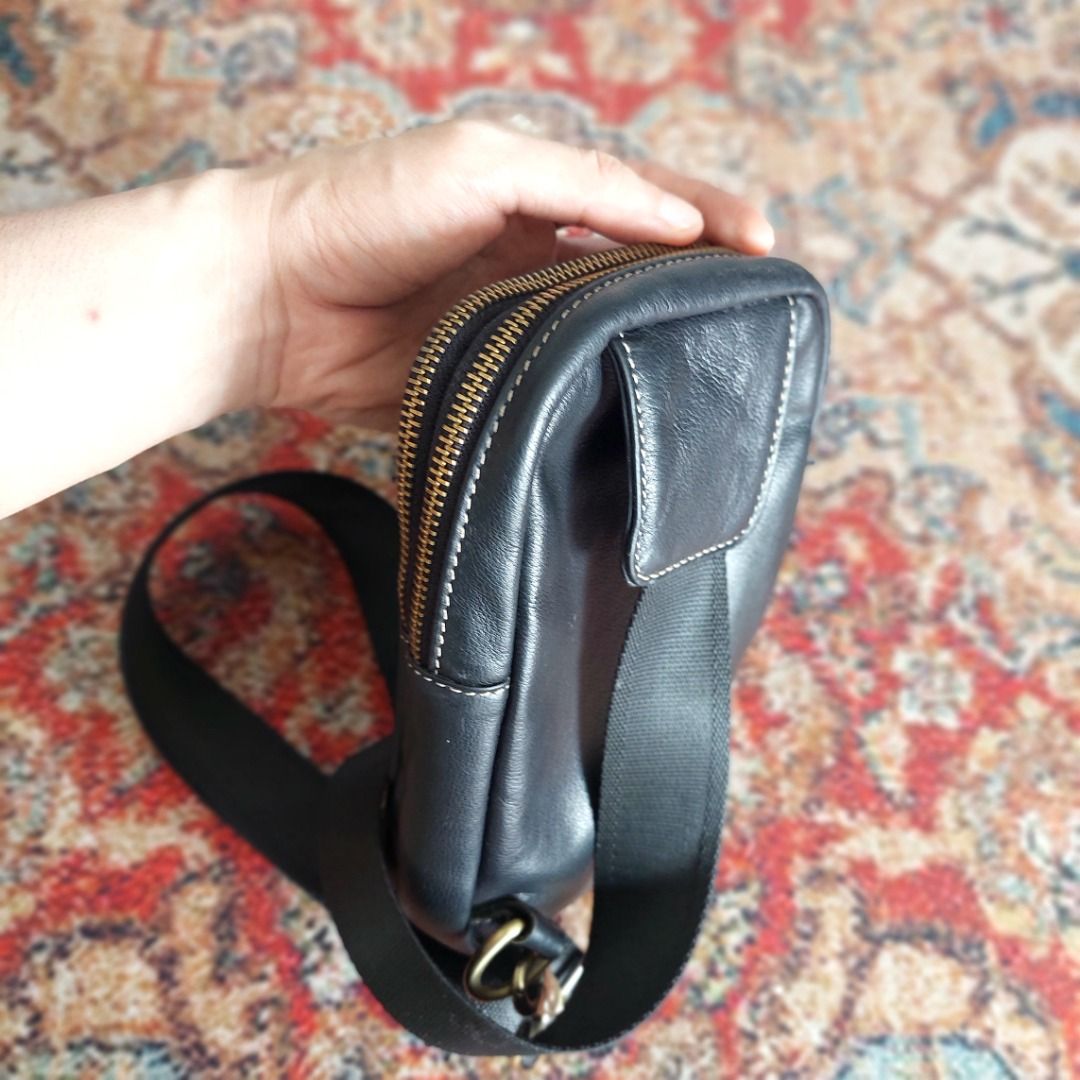 Cow Leather Sling Bag Shoulder Bag (Category: Sling Bags) located in Bagac. Submitted by joebacalla (Listing ID 1377987430, Image 2). Description: Cow Leather 100% Sling Bag Shoulder Bag Genuine Leather Condition: 9.5/10 Brass Zipper We Ship Nationwide Door to Door delivery. COD via J&T! Material: Cow leather (Full Grain Leather) Lining: Polyester Style : Simple,Casual,Small Weight : About 0.4kg Size: 21*13*5cm （8.27*5.12*1.97inch） Gender: For Me