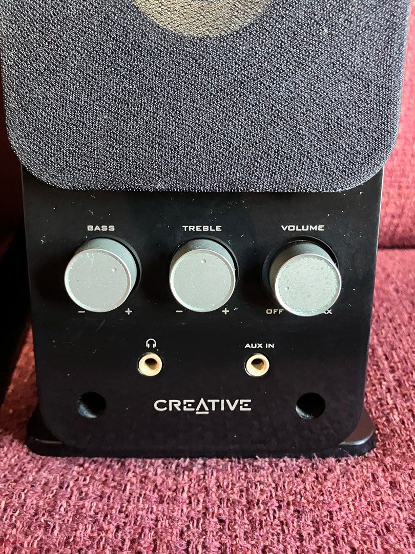 Creative desktop speaker system (Category: Soundbars, Speakers & Amplifiers) located in Singapore. Submitted by jiajun1315 (Listing ID 1378036076, Image 2). Description: very powerful Sound all in good working condition power adaptor and 3.5mm audio jack is included .