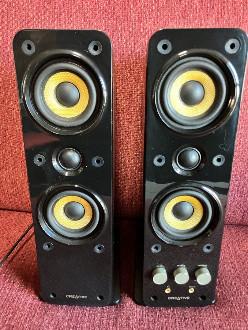 Creative desktop speaker system (Category: Soundbars, Speakers & Amplifiers) located in Singapore. Submitted by jiajun1315 (Listing ID 1378036076, Image 1). Description: very powerful Sound all in good working condition power adaptor and 3.5mm audio jack is included .