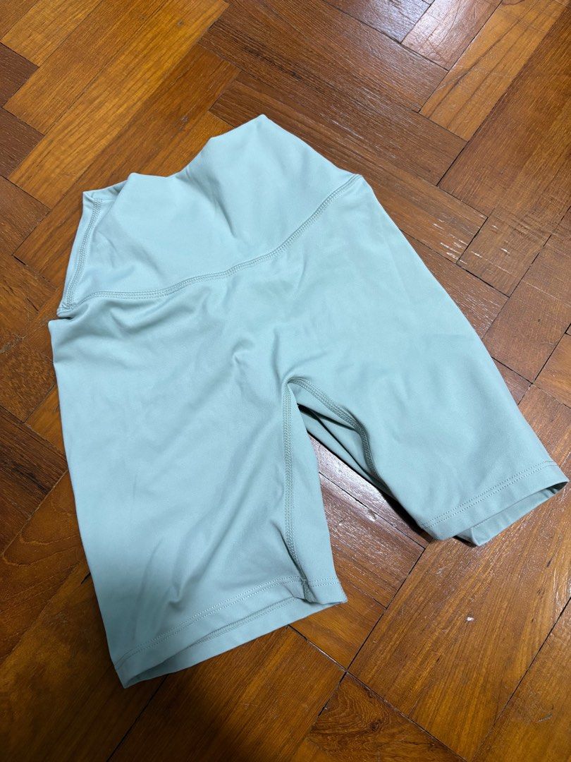 csb IM scrunched shorts (Category: Activewear) located in Singapore. Submitted by vettesells (Listing ID 1378081720, Image 1). Description: 4” if i rmb correctly, has scrunch at the back, unfortunately tight for me hence letting it go .