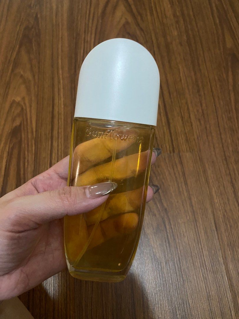 Elizabeth Arden Sunflowers Perfume 100ml (Category: Fragrance & Deodorants) located in Marikina City. Submitted by tracykrystlem (Listing ID 1378040061, Image 2). Description: No box Sprayed once Auth from US.