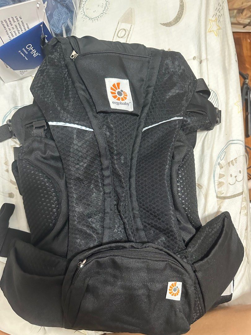 Ergobaby Carrier black omni breeze (Category: Carriers & Slings) located in Singapore. Submitted by t0rtita (Listing ID 1378027567, Image 1). Description: .