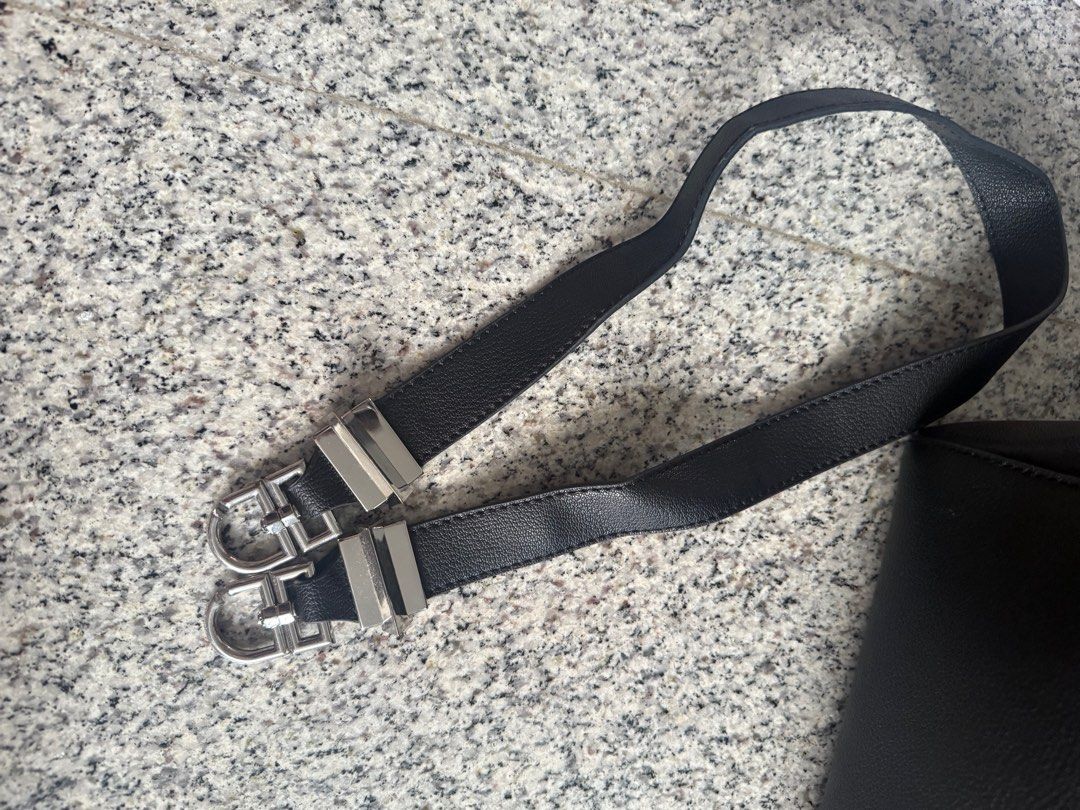 Givenchy Antigona Bag (Category: Shoulder Bags) located in Singapore. Submitted by understarship (Listing ID 1377976740, Image 3). Description: Bought for $600 from another carouseller last time. Dm me for details .