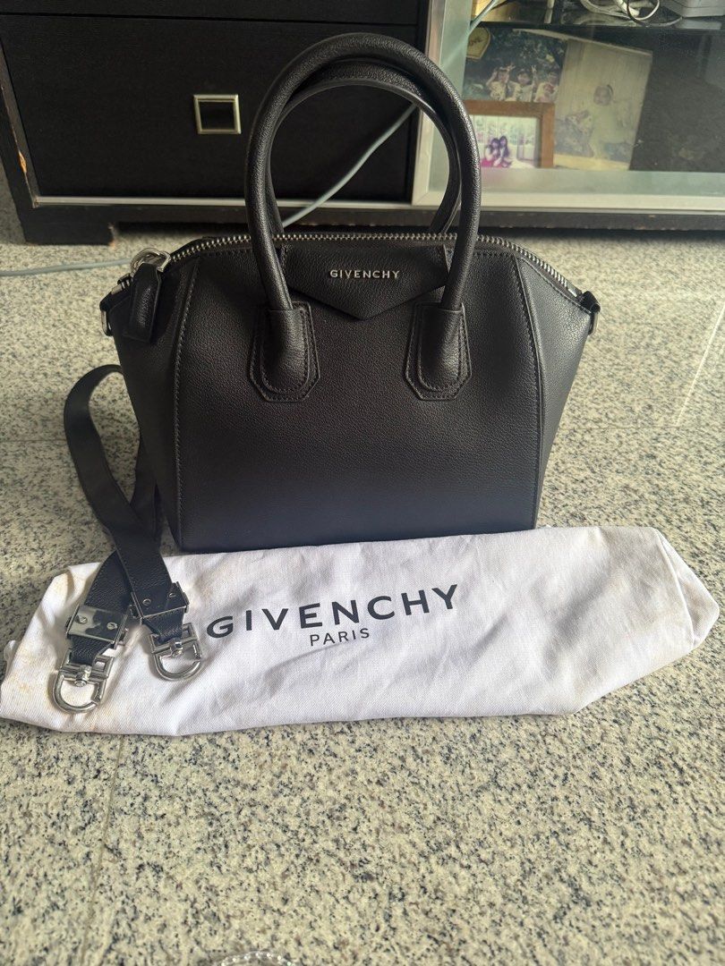 Givenchy Antigona Bag (Category: Shoulder Bags) located in Singapore. Submitted by understarship (Listing ID 1377976740, Image 1). Description: Bought for $600 from another carouseller last time. Dm me for details .