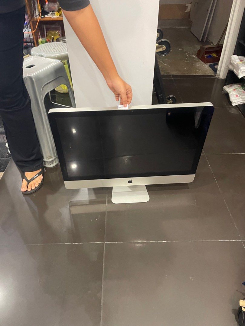 Imac 27inch est year 2011-2012 good external (Category: Desktops) located in Singapore. Submitted by promotionandoffer (Listing ID 1377962055, Image 1). Description: Fast deal**Imac 27inch est year 2011-2012 all good external ;sell as spare parts everything inside eg hd ,ram etc white pic after turn on ,collect 281 geylang rd 389329. Lee8761-98-96- And Imac 21.5inch - no pic after on .