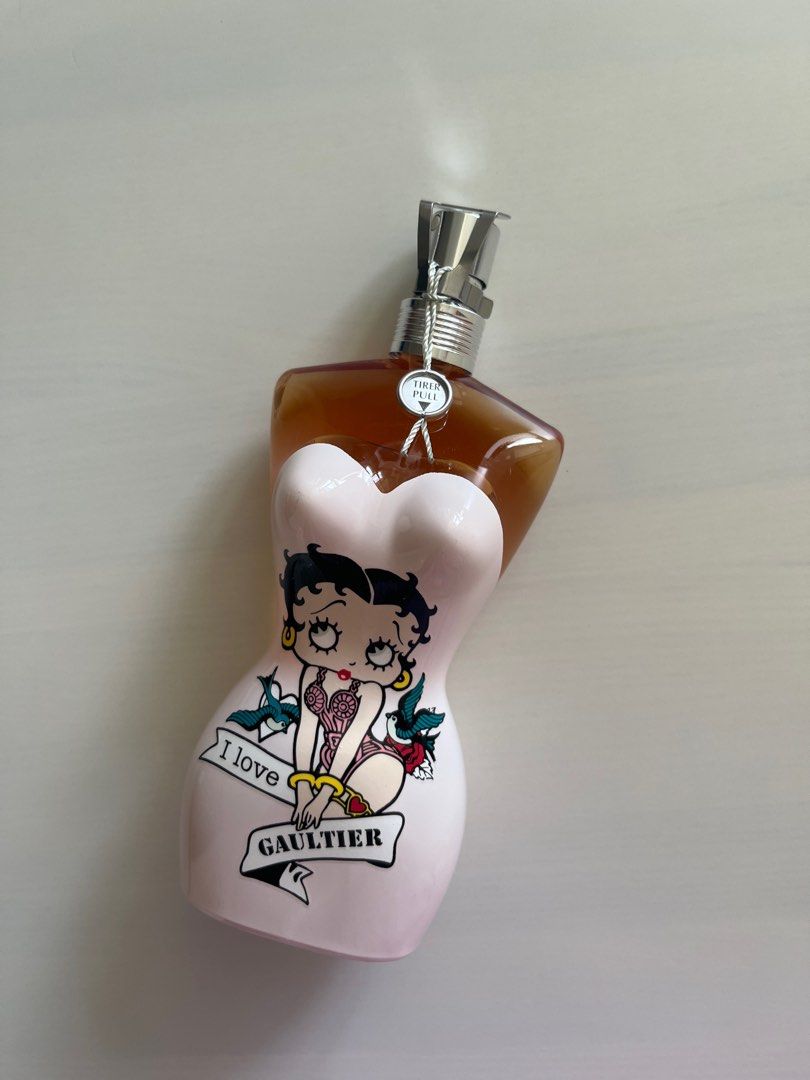 由 dd3591 (刊登 ID 1377992220，圖片 1) 提交，位於 桃園市 (Taoyuan) 的 Jean Paul Gaultier Classique Betty Boop 2016 聯名限量版淡香水 (類別：香水、體香劑)，說明：九成新 (原本只用作收藏，後來用了一點) 100 ml Made in France 2016年 香港購入 香調: 前調: 薑、檸檬、甘蔗 中調: 大溪地塔希提梔子花、橙花、茉莉茶葉 後調: 香草、麝香 原價 $5,3xx 現售 $3,000 ⚠️ 沒有原鐵罐，介意者勿拍。