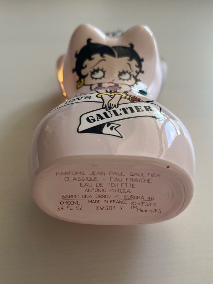 由 dd3591 (刊登 ID 1377992220，圖片 3) 提交，位於 桃園市 (Taoyuan) 的 Jean Paul Gaultier Classique Betty Boop 2016 聯名限量版淡香水 (類別：香水、體香劑)，說明：九成新 (原本只用作收藏，後來用了一點) 100 ml Made in France 2016年 香港購入 香調: 前調: 薑、檸檬、甘蔗 中調: 大溪地塔希提梔子花、橙花、茉莉茶葉 後調: 香草、麝香 原價 $5,3xx 現售 $3,000 ⚠️ 沒有原鐵罐，介意者勿拍。