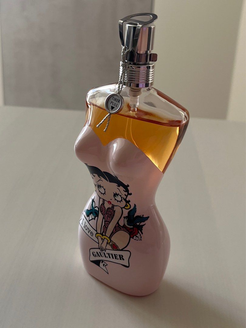 由 dd3591 (刊登 ID 1377992220，圖片 2) 提交，位於 桃園市 (Taoyuan) 的 Jean Paul Gaultier Classique Betty Boop 2016 聯名限量版淡香水 (類別：香水、體香劑)，說明：九成新 (原本只用作收藏，後來用了一點) 100 ml Made in France 2016年 香港購入 香調: 前調: 薑、檸檬、甘蔗 中調: 大溪地塔希提梔子花、橙花、茉莉茶葉 後調: 香草、麝香 原價 $5,3xx 現售 $3,000 ⚠️ 沒有原鐵罐，介意者勿拍。