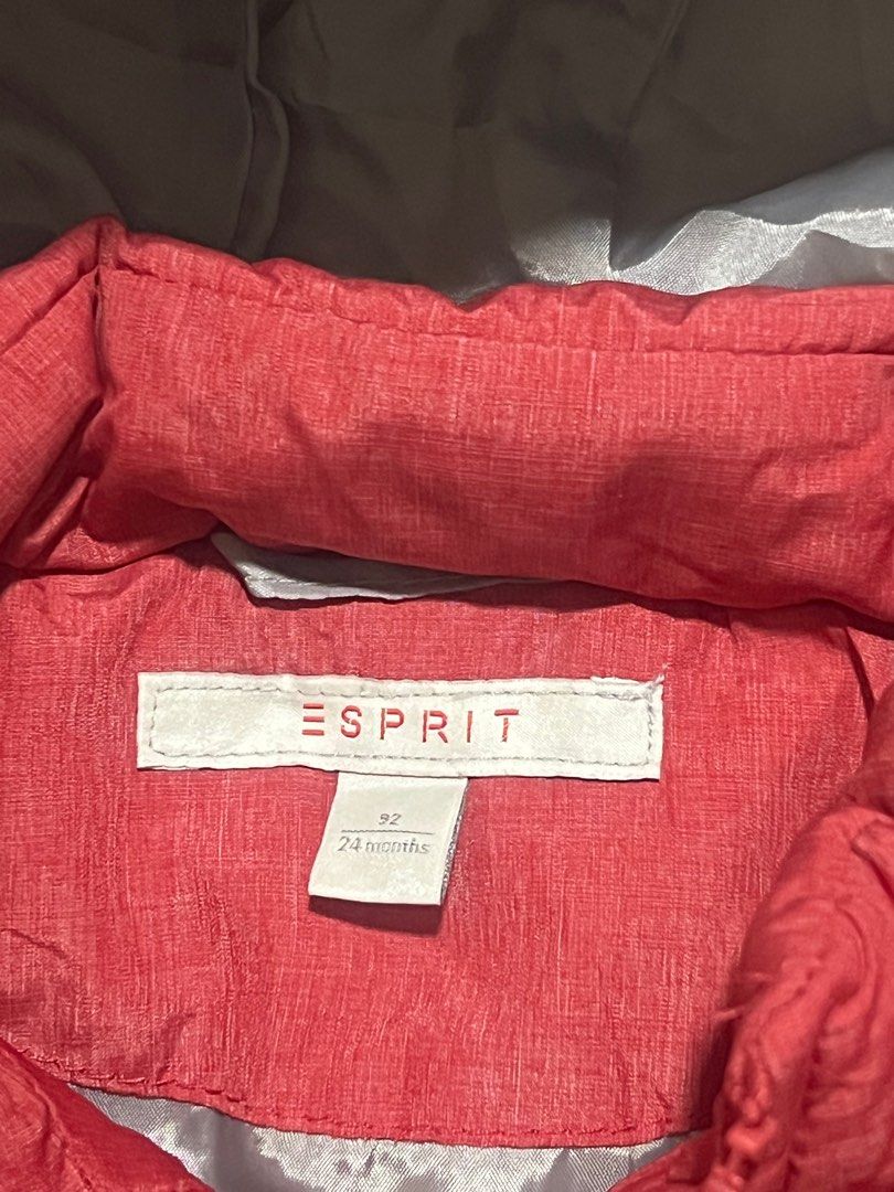 Kids' Red Puffer Jacket with Hood (Category: Babies & Kids Fashion) located in Singapore. Submitted by _iryuma_ (Listing ID 1378118247, Image 2). Description: .