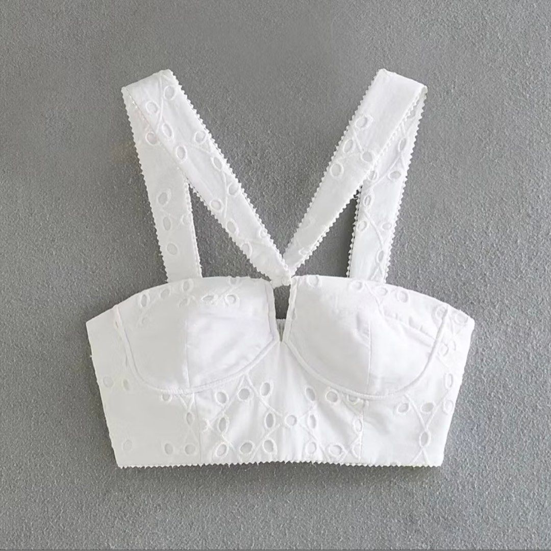 Love Ara brand cropped top (Category: Sleeveless) located in Quezon City. Submitted by chasy9 (Listing ID 1378137875, Image 1). Description: Brand new, never been used Love Ara brand Fits size XS frame.