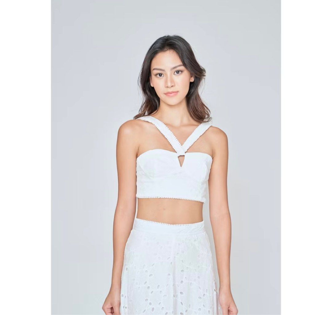 Love Ara brand cropped top (Category: Sleeveless) located in Quezon City. Submitted by chasy9 (Listing ID 1378137875, Image 2). Description: Brand new, never been used Love Ara brand Fits size XS frame.