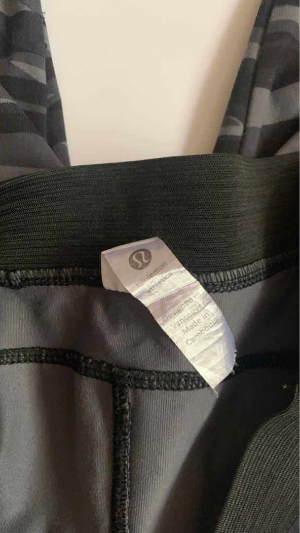 Lululemon cropped / capri camo leggings (Category: Activewear) located in Bulacan. Submitted by 017vic (Listing ID 1378026497, Image 3). Description: has a minor flaw (easily repairable, see 5th slide) | FREE SF (J&T).