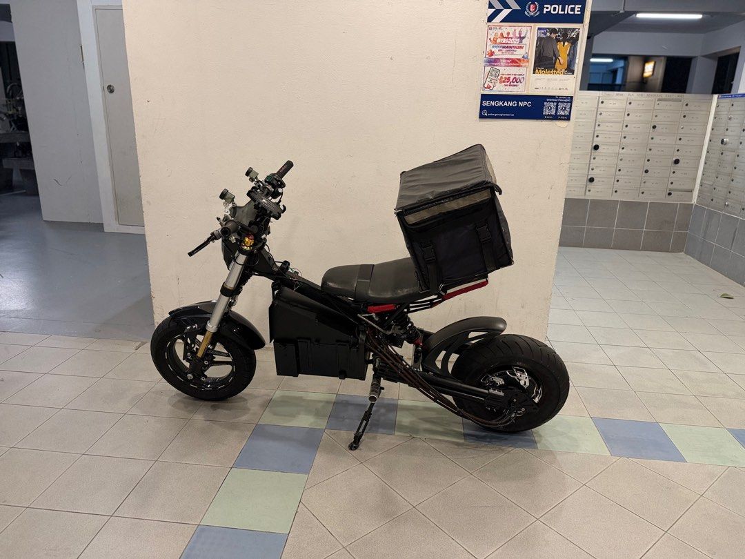 M3 ebike (Category: E-Scooters & E-Bikes) located in Singapore. Submitted by itsfiyan (Listing ID 1378124432, Image 1). Description: QS 5.5kw WP GEEKO 350a 800a phase power Battery 72v 42ah 80A constant max 120a AntBms .