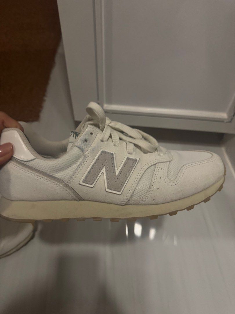 New balance 373 white (US W 7.5) (Category: Sneakers) located in Cabanatuan. Submitted by amirdecluttersph (Listing ID 1377960462, Image 3). Description: Like new Used only twice With box.