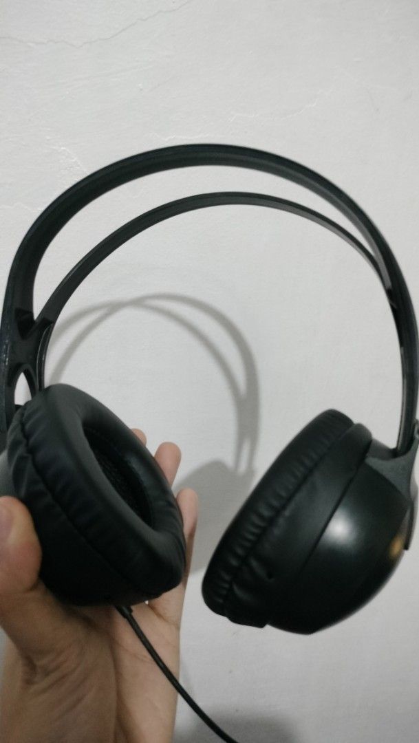 Philips SHP1900 stereo headphones (Category: Headphones & Headsets) located in Quezon City. Submitted by jannineteen (Listing ID 1378053470, Image 3). Description: well used lady owned for more than 5 years left and right ear pads replaced (nagbakbak na yung original ear pads) with some scratches very ok ang audio nag-fade na yung word na Philips (see picture) no box included negotiable price.