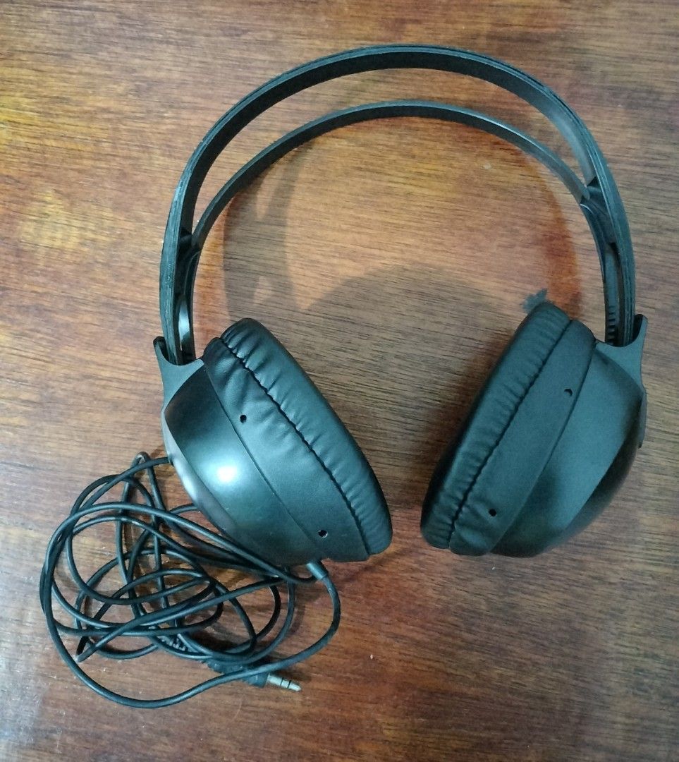 Philips SHP1900 stereo headphones (Category: Headphones & Headsets) located in Quezon City. Submitted by jannineteen (Listing ID 1378053470, Image 1). Description: well used lady owned for more than 5 years left and right ear pads replaced (nagbakbak na yung original ear pads) with some scratches very ok ang audio nag-fade na yung word na Philips (see picture) no box included negotiable price.