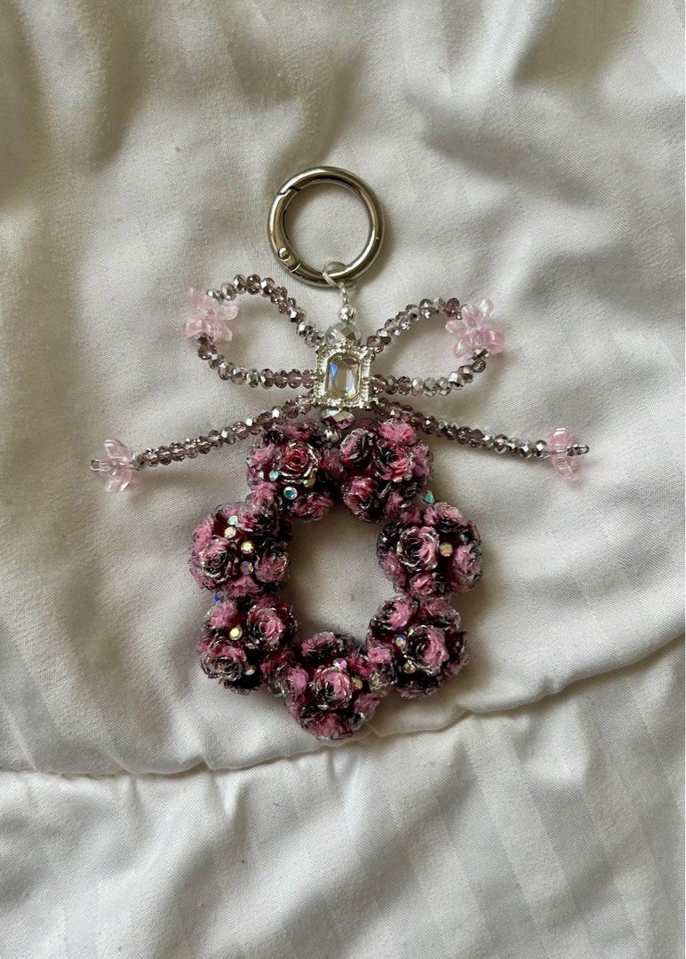 Phone Chain (Category: Other Accessories) located in Ulu Tiram. Submitted by mio_chi (Listing ID 1377984621, Image 1). Description: 💐Black Pink Rose 💐 ▫️RM35 ▫️UV LIGHT Glow in the Dark ▫️Brand New ▫️First Come First Serve❗️ ▫️Free plastic phone chain holder ▫️Phone Chain & Bag Chain.