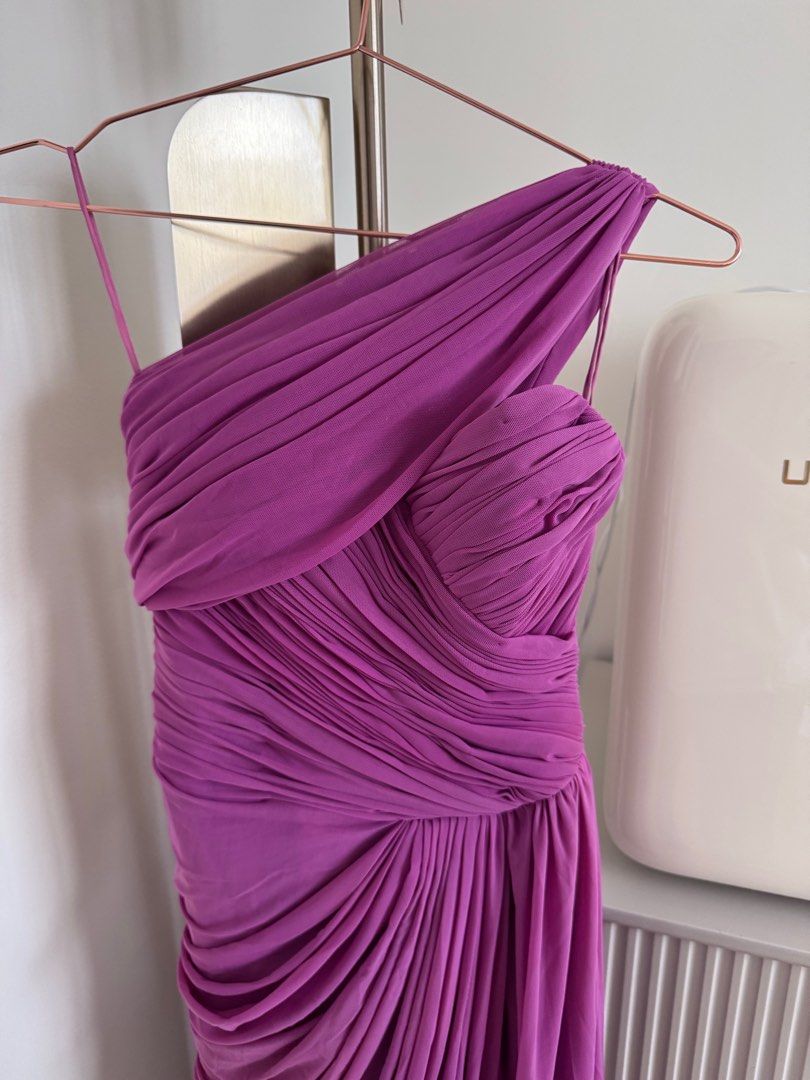 Preloved Veejay Floresca Long Gown One Shoulder (Category: Evening dresses & gowns) located in Manila. Submitted by helloseptembermnl (Listing ID 1377950418, Image 2). Description: Purple Color Custom Made Fits Bust 30-34 Waist 23-25 Hips 36 below .